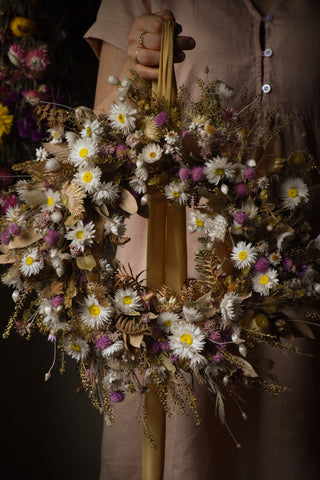 dried flowers australia everlasting wreath making kit - white daisies - amble and twine